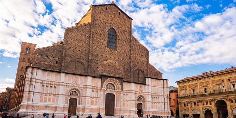 İtalya’nın Saklı Güzellikleriyle Büyüleyen Kızıl Şehri Bologna’nın Sırları