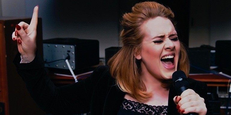 Sesiyle Uzaklara Sürükleyen Adele’in Müzik Serüvenine Dair Bilgiler