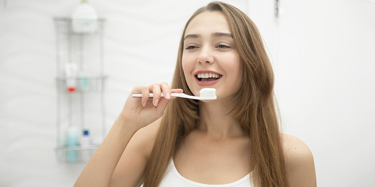 Doğal Yollarla Dişlerinizi Beyazlatmak İçin Uygulayabileceğiniz Yöntemler