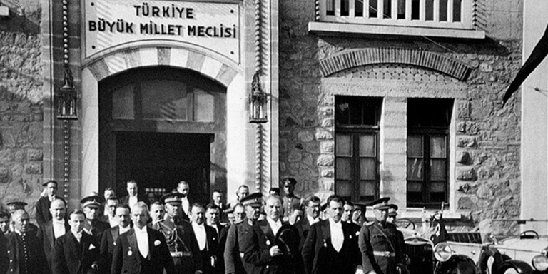 Cumhuriyetin En Yüce Bekçileri: Atatürk İlkeleri